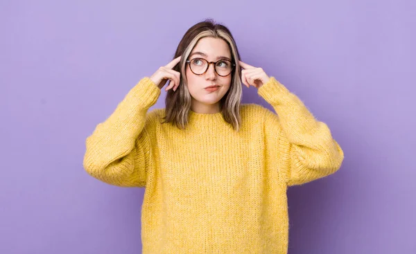 Pretty Caucasian Woman Looking Concentrated Thinking Hard Idea Imagining Solution — ストック写真