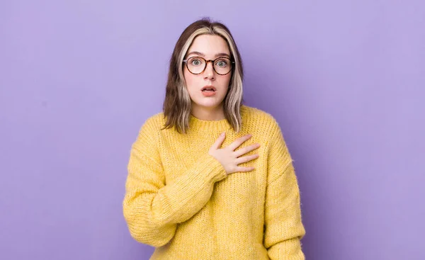 Bella Donna Caucasica Sentirsi Scioccato Sorpreso Sorridente Prendendo Mano Cuore — Foto Stock