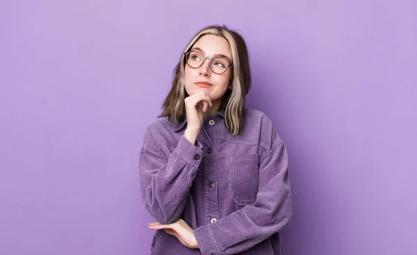 Pretty Caucasian Woman Feeling Thoughtful Wondering Imagining Ideas Daydreaming Looking — Stockfoto