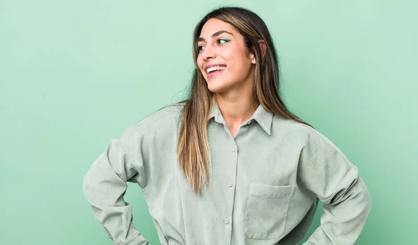 Mulher Hispânica Bonita Olhando Feliz Alegre Confiante Sorrindo Orgulhosamente Olhando — Fotografia de Stock