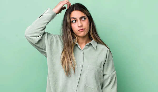 Pretty Hispanic Woman Feeling Puzzled Confused Scratching Head Looking Side — Stock Photo, Image