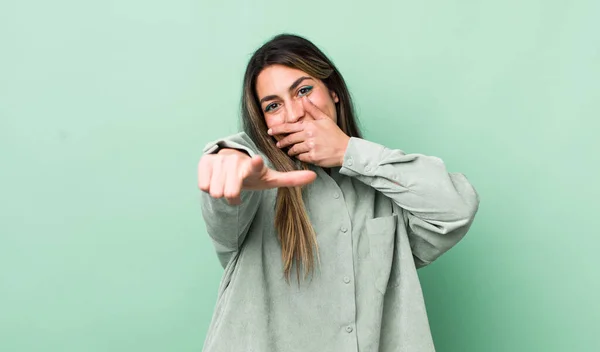 Bella Donna Ispanica Ridendo Indicando Fotocamera Prendendo Giro Prendendo Giro — Foto Stock