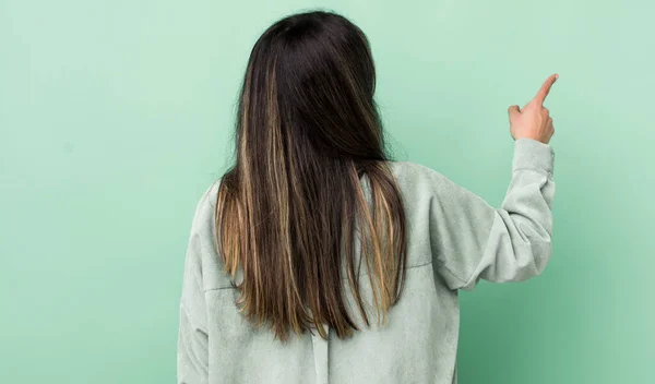 Pretty Hispanic Woman Standing Pointing Object Copy Space Rear View — Stock Photo, Image