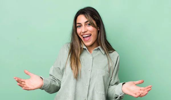 Vacker Latinamerikansk Kvinna Ser Glad Arrogant Stolt Och Självbelåten Känner — Stockfoto