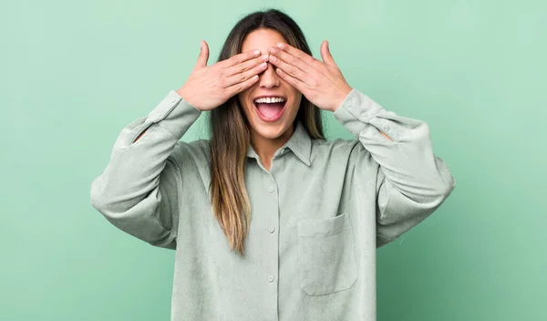 Mulher Hispânica Bonita Sorrindo Sentindo Feliz Cobrindo Olhos Com Duas — Fotografia de Stock