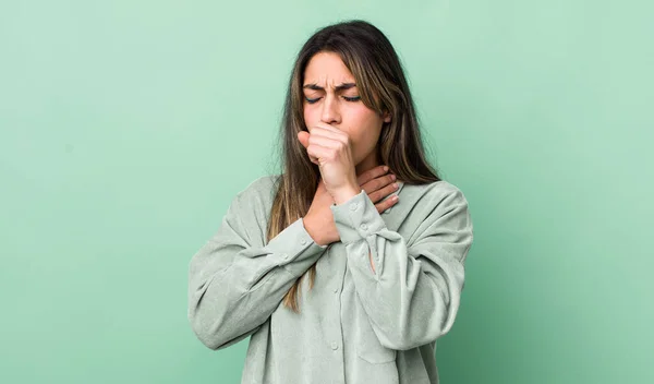 Mujer Bastante Hispana Sintiéndose Enferma Con Dolor Garganta Síntomas Gripe — Foto de Stock