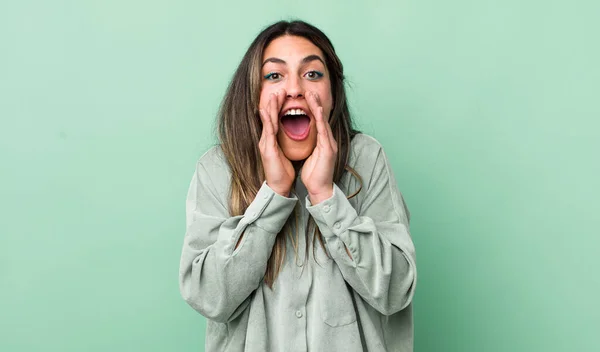 Bella Donna Ispanica Sensazione Felice Eccitato Positivo Dando Grande Grido — Foto Stock