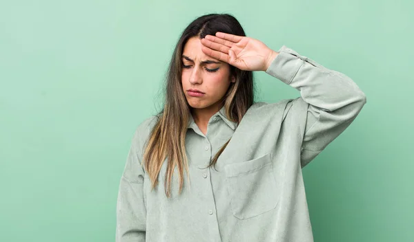 Mujer Bastante Hispana Mirando Estresada Cansada Frustrada Secando Sudor Frente —  Fotos de Stock