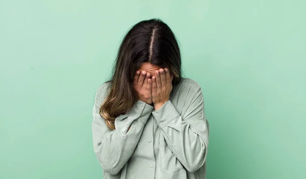 Mujer Hispana Bonita Sintiéndose Triste Frustrada Nerviosa Deprimida Cubriendo Cara —  Fotos de Stock