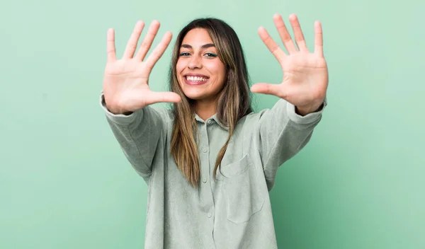 Mulher Hispânica Bonita Sorrindo Olhando Amigável Mostrando Número Dez Décimo — Fotografia de Stock