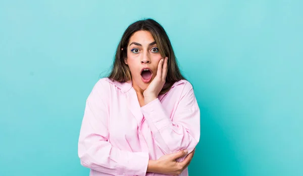 Pretty Hispanic Woman Open Mouthed Shock Disbelief Hand Cheek Arm — Stock Photo, Image