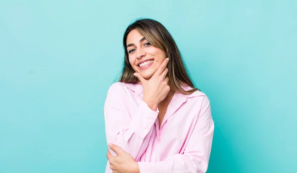 Bonita Mujer Hispana Sonriendo Disfrutando Vida Sintiéndose Feliz Amistosa Satisfecha — Foto de Stock