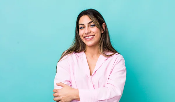 Bonita Mulher Hispânica Olhando Como Feliz Orgulhoso Satisfeito Realizador Sorrindo — Fotografia de Stock