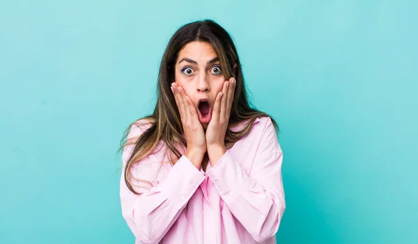 Pretty Hispanic Woman Feeling Shocked Scared Looking Terrified Open Mouth — Stock Photo, Image