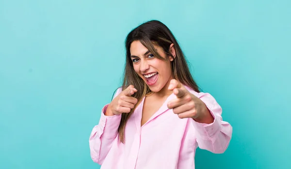 Mulher Muito Hispânica Sorrindo Com Uma Atitude Positiva Bem Sucedida — Fotografia de Stock