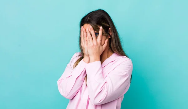 Mooie Spaanse Vrouw Voelt Zich Bang Beschaamd Gluuren Spioneren Met — Stockfoto