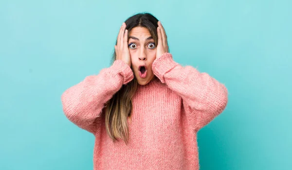 Pretty Hispanic Woman Looking Unpleasantly Shocked Scared Worried Mouth Wide — Stock Photo, Image