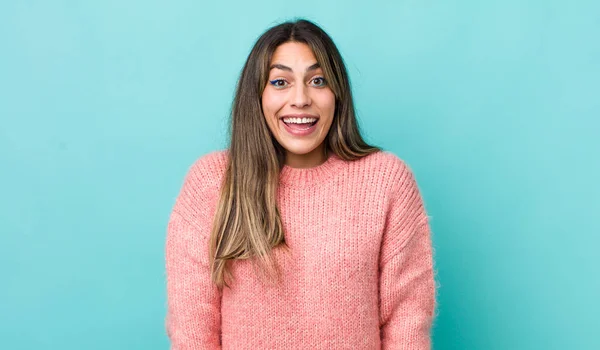 Mooie Spaanse Vrouw Zoek Gelukkig Aangenaam Verrast Opgewonden Met Een — Stockfoto