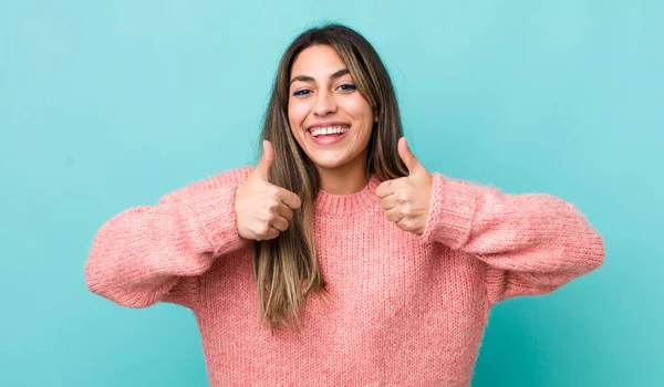 Mulher Muito Hispânica Sorrindo Amplamente Olhando Feliz Positivo Confiante Bem — Fotografia de Stock
