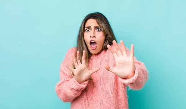 Pretty Hispanic Woman Feeling Terrified Backing Screaming Horror Panic Reacting — Stock Photo, Image