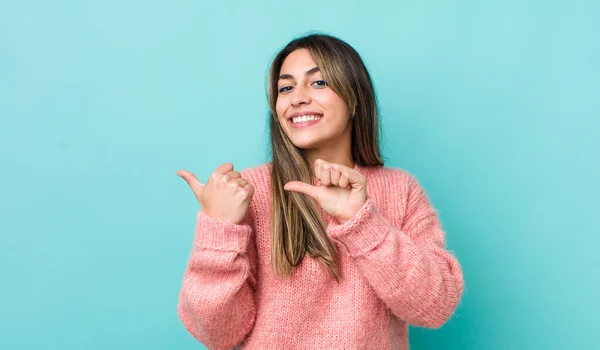 Vacker Latinamerikansk Kvinna Ler Glatt Och Nonchalant Pekar Kopiera Utrymme — Stockfoto