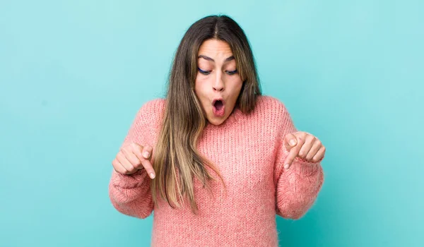 Vrij Latino Vrouw Voelt Zich Geschokt Open Mond Verbaasd Kijken — Stockfoto