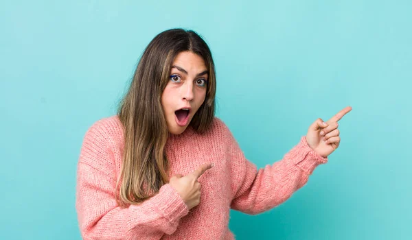 Pretty Hispanic Woman Feeling Shocked Surprised Pointing Copy Space Side — Stock Photo, Image