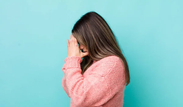 Bella Donna Ispanica Che Copre Gli Occhi Con Mani Con — Foto Stock