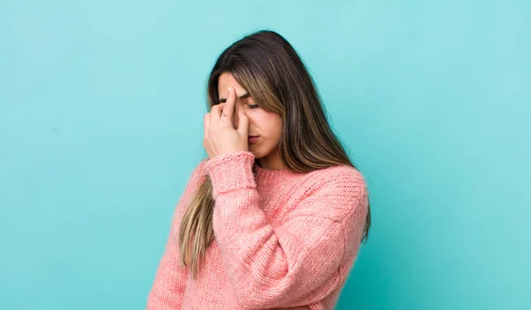 Csinos Spanyol Érzés Stresszes Boldogtalan Frusztrált Megható Homlok Szenved Migrén — Stock Fotó