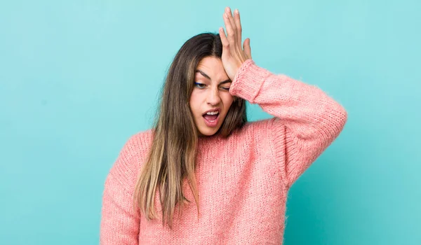 Pretty Hispanic Woman Raising Palm Forehead Thinking Oops Making Stupid — Stok fotoğraf