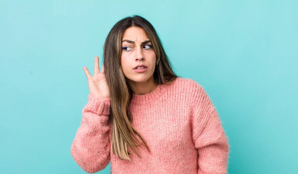 Mulher Hispânica Bonita Olhando Sério Curioso Ouvindo Tentando Ouvir Uma — Fotografia de Stock