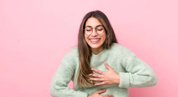 Mulher Muito Hispânica Rindo Alto Alguma Piada Hilariante Sentindo Feliz — Fotografia de Stock