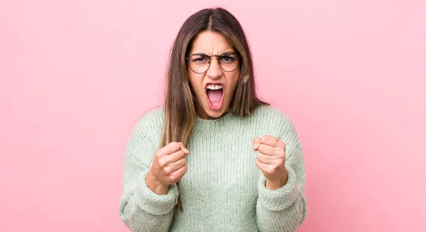 Vacker Latinamerikansk Kvinna Skriker Aggressivt Med Irriterad Frustrerad Arg Blick — Stockfoto