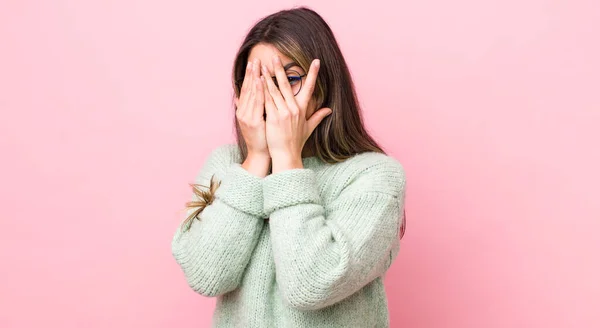 Mujer Hispana Bonita Cubriendo Cara Con Las Manos Mirando Entre —  Fotos de Stock