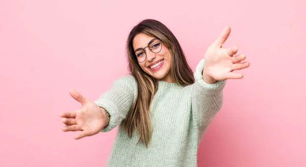 Bonita Mujer Hispana Sonriendo Alegremente Dando Cálido Amistoso Cariñoso Abrazo —  Fotos de Stock