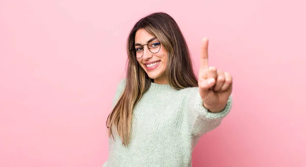 Wanita Hispanik Cantik Tersenyum Bangga Dan Percaya Diri Membuat Nomor — Stok Foto