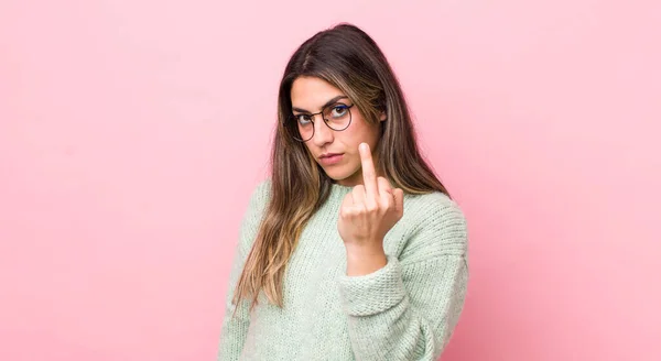 Güzel Spanyol Bir Kadın Kızgın Sinirli Isyankar Agresif Orta Parmağını — Stok fotoğraf