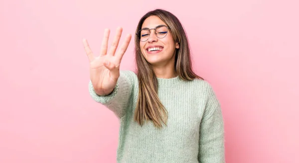 Bella Donna Ispanica Sorridente Dall Aspetto Amichevole Mostrando Numero Quattro — Foto Stock