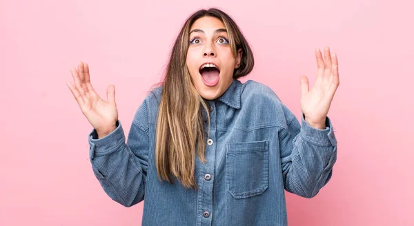 Mulher Hispânica Bonita Sentindo Feliz Surpreso Sortudo Surpreso Comemorando Vitória — Fotografia de Stock