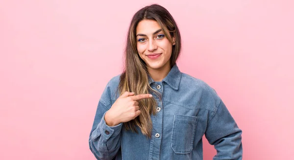 Bonita Mulher Hispânica Olhando Orgulhoso Confiante Feliz Sorrindo Apontando Para — Fotografia de Stock