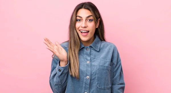 Mujer Bastante Hispana Sintiéndose Feliz Sorprendida Alegre Sonriendo Con Actitud — Foto de Stock