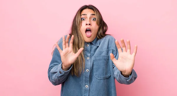 Pretty Hispanic Woman Feeling Stupefied Scared Fearing Something Frightening Hands — Stock Photo, Image