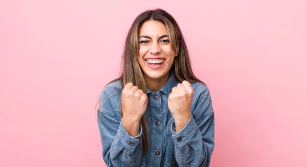 Mooie Spaanse Vrouw Schreeuwen Triomfantelijk Lachen Zich Gelukkig Opgewonden Voelen — Stockfoto