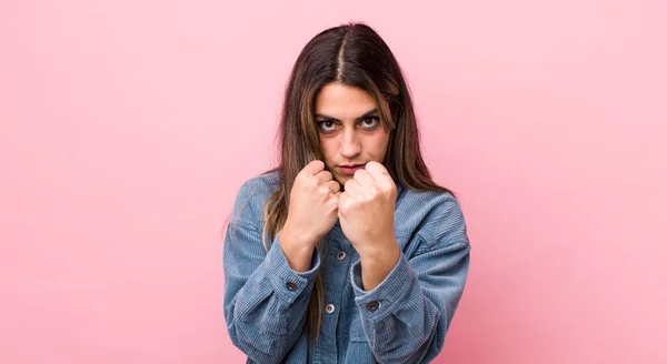 Bella Donna Ispanica Guardando Fiducioso Arrabbiato Forte Aggressivo Con Pugni — Foto Stock