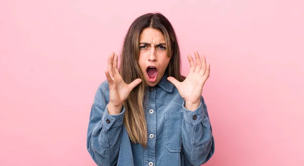 Csinos Spanyol Sikoltozó Kezekkel Levegőben Érzés Dühös Frusztrált Stresszes Ideges — Stock Fotó