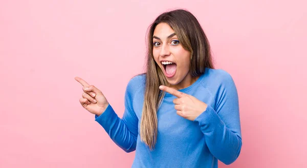 Pretty Hispanic Woman Feeling Joyful Surprised Smiling Shocked Expression Pointing — Stock Photo, Image