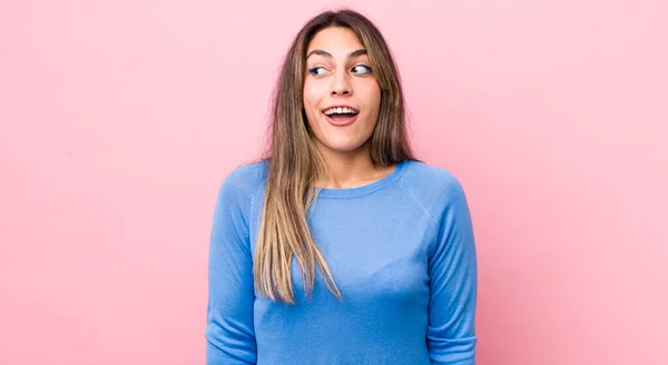 Mujer Hispana Bastante Conmocionada Feliz Asombrada Sorprendida Mirando Hacia Lado — Foto de Stock