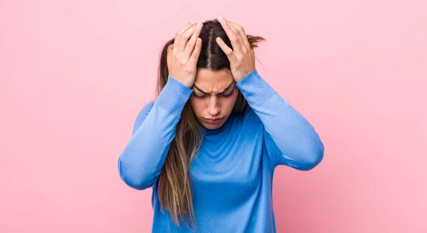 Pretty Hispanic Woman Feeling Stressed Frustrated Raising Hands Head Feeling — Stock Photo, Image