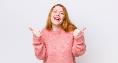 Güzel kızıl saçlı kadın neşeyle gülümsüyor ve mutlu görünüyor, kaygısız ve pozitif hissediyor.