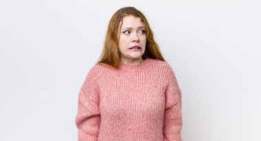 Güzel kızıl saçlı kadın endişeli, stresli, endişeli ve korkmuş, panikleyen ve dişlerini sıkan